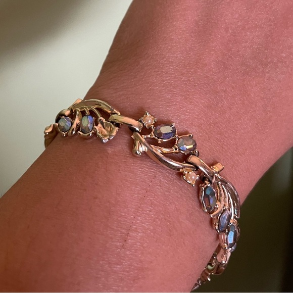 Elegant unsigned Coro Gold, Pearl and Blue AB stone Bracelet - Picture 8 of 8
